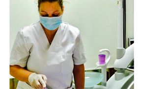 Clínica Dental León Rubio mujer trabajando
