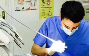 Clínica Dental León Rubio persona trabajando