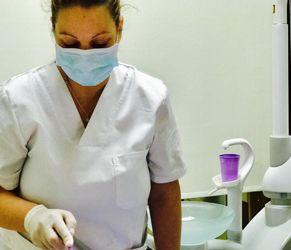 Clínica Dental León Rubio mujer trabajando